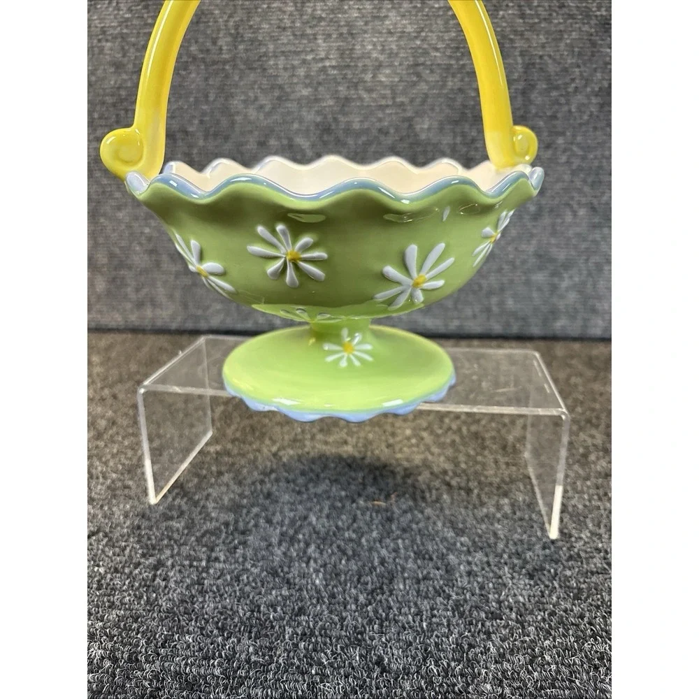 Pier 1 Imports~Green Ceramic Basket~Spring Daisies~Yellow Handle~Scalloped Rim